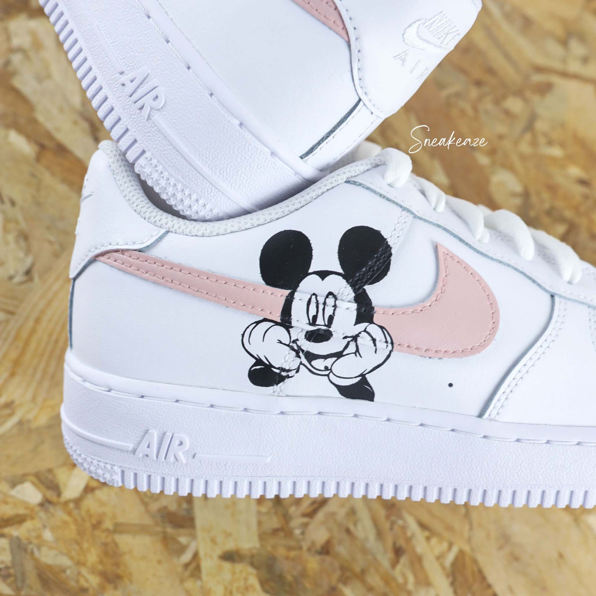 baskets nike air force 1 personnalisées - sneakers mickey et minnie disney custom couleur pastel sneakeaze customs skz