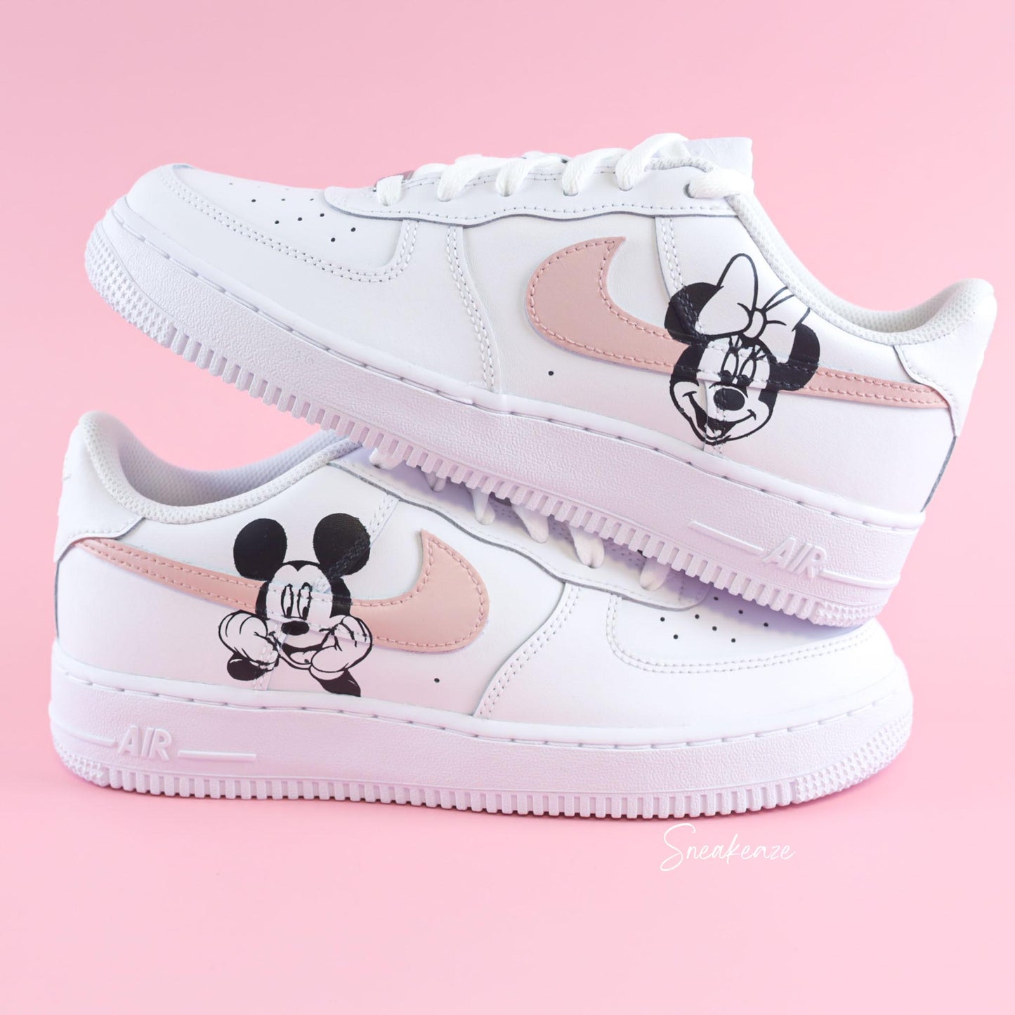 baskets nike air force 1 personnalisées - sneakers mickey et minnie disney custom couleur pastel sneakeaze customs skz