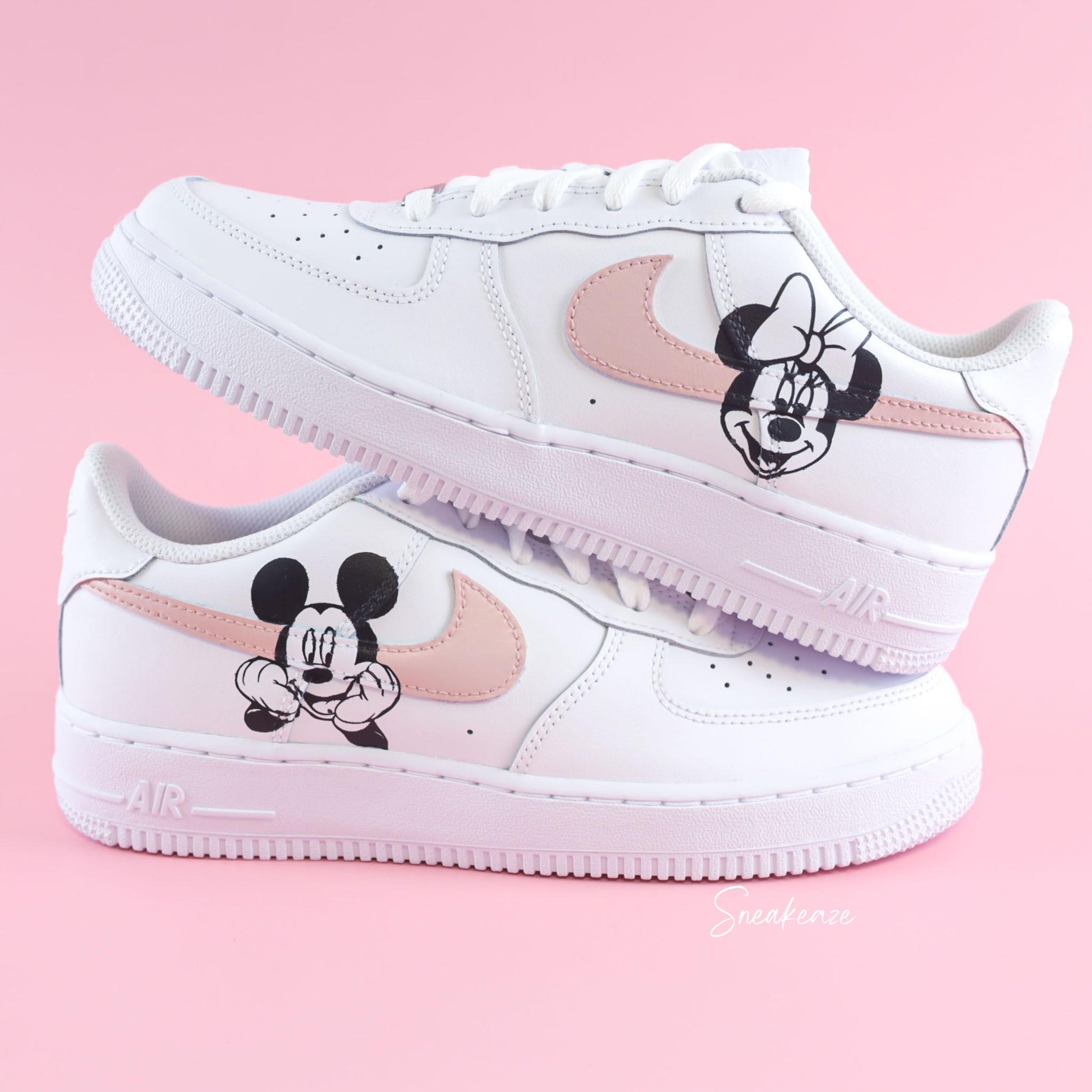 baskets nike air force 1 personnalisées - sneakers mickey et minnie disney custom couleur pastel sneakeaze customs skz