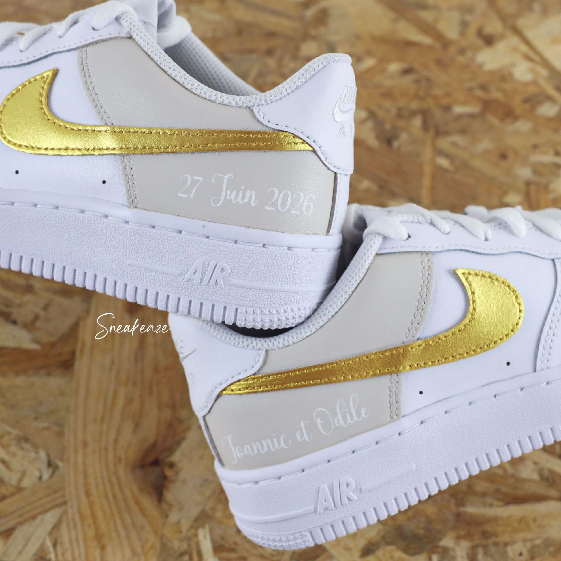 WEDDING CUSTOM - Baskets personnalisées - nike Air Force 1 mariage swoosh doré métallisé et beige pastel inscription prénoms unisexe sneakeaze custom