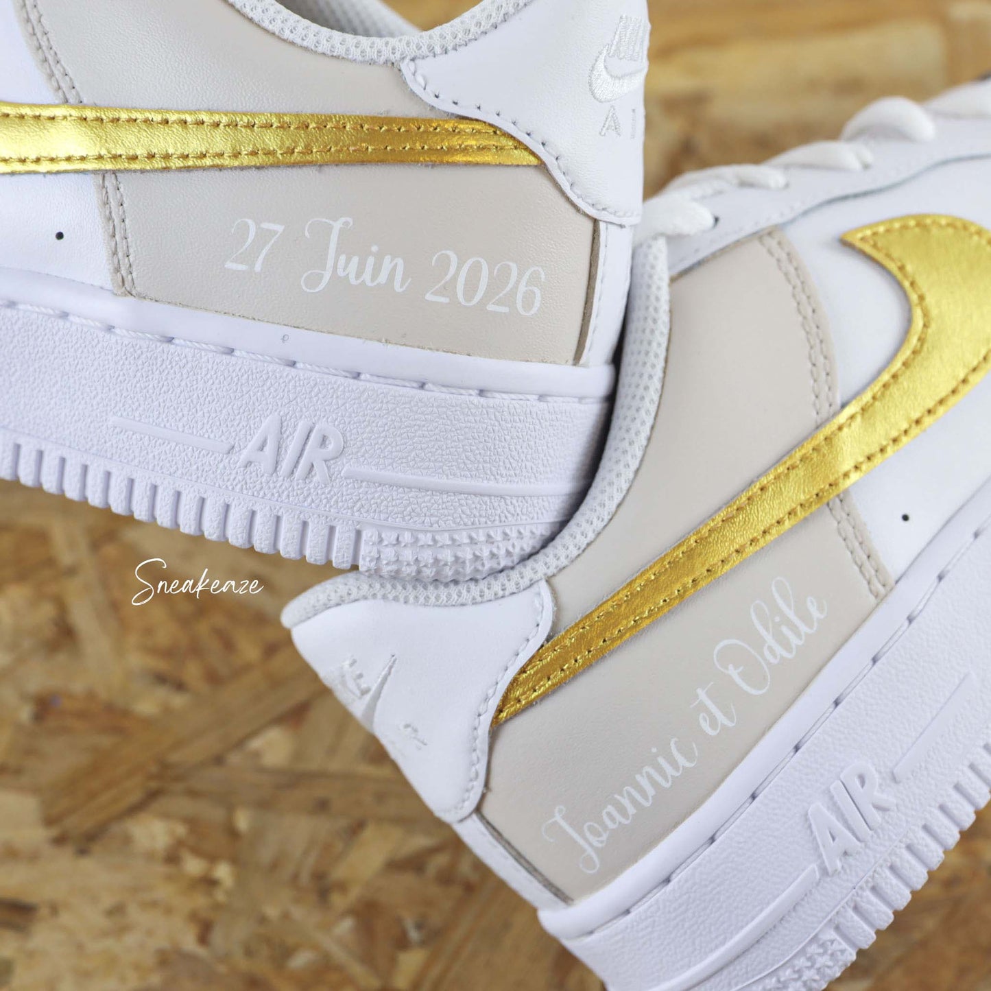 WEDDING CUSTOM - Baskets personnalisées - nike Air Force 1 mariage swoosh doré métallisé et lila pastel inscription prénoms unisexe sneakeaze custom