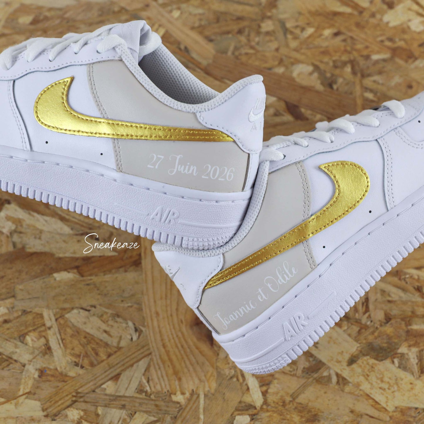 WEDDING CUSTOM - Baskets personnalisées - nike Air Force 1 mariage swoosh doré métallisé et lila pastel inscription prénoms unisexe sneakeaze custom