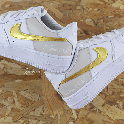 WEDDING CUSTOM - Baskets personnalisées - nike Air Force 1 mariage swoosh doré métallisé et lila pastel inscription prénoms unisexe sneakeaze custom