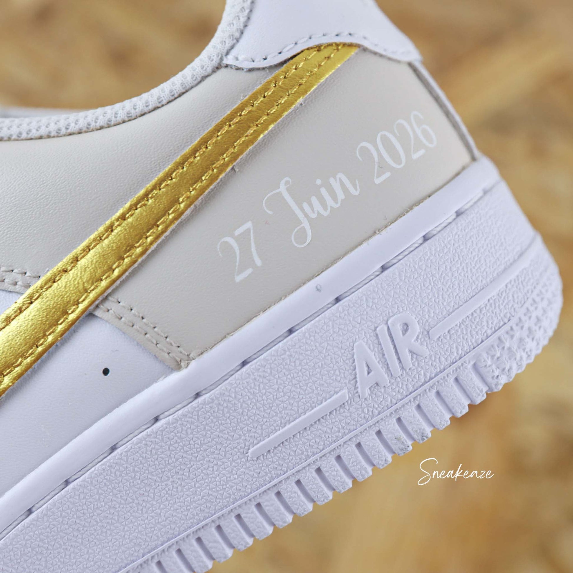 WEDDING CUSTOM - Baskets personnalisées - nike Air Force 1 mariage swoosh doré métallisé et lila pastel inscription prénoms unisexe sneakeaze custom