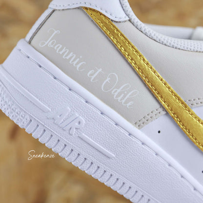 WEDDING CUSTOM - Baskets personnalisées - nike Air Force 1 mariage swoosh doré métallisé et lila pastel inscription prénoms unisexe sneakeaze custom