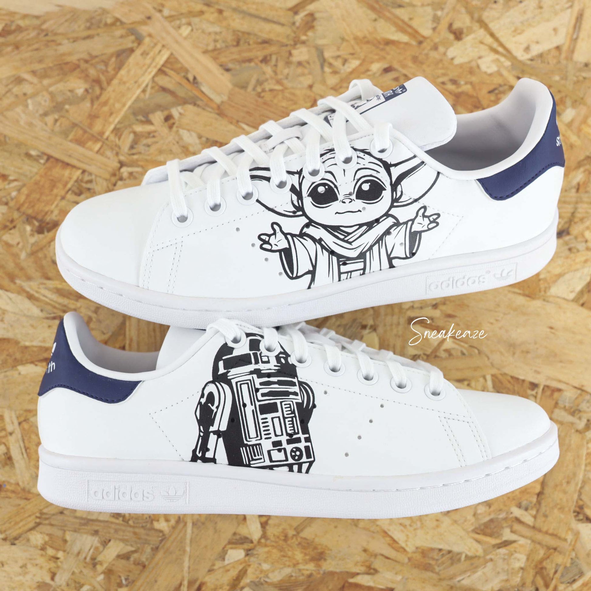 Baskets Adidas Stan Smith custom dessin R2d2 et baby Yoda sur côtés extérieurs de la célèbre saga Star wars - Modèle fait-main 