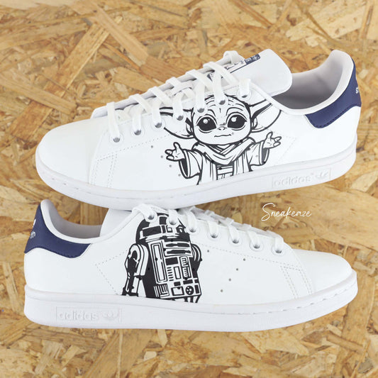 Baskets Adidas Stan Smith custom dessin R2d2 et baby Yoda sur côtés extérieurs de la célèbre saga Star wars - Modèle fait-main 