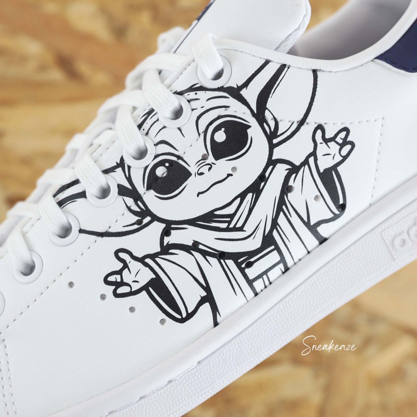 Baskets Adidas Stan Smith custom dessin R2d2 et baby Yoda sur côtés extérieurs de la célèbre saga Star wars - Modèle fait-main 