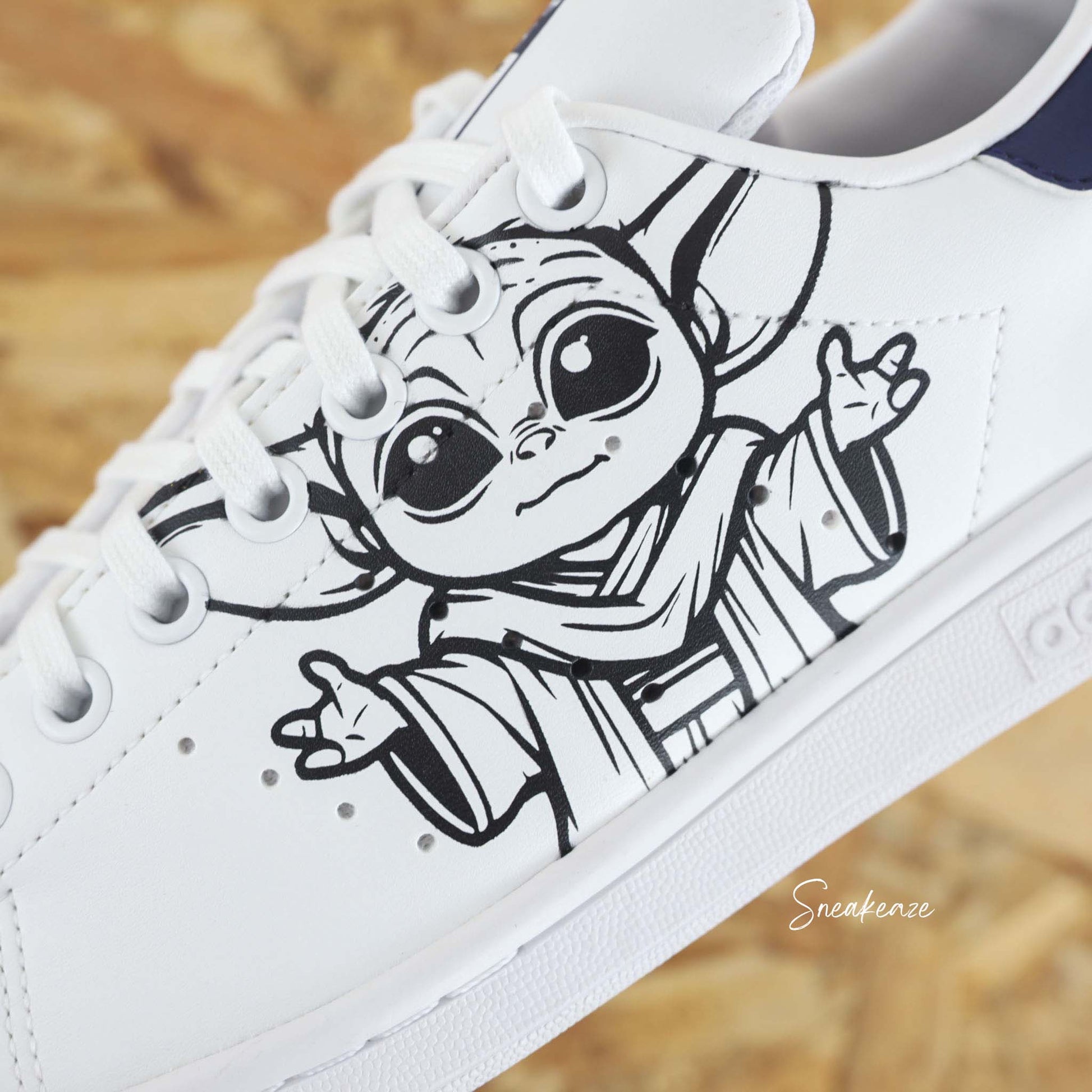 Baskets Adidas Stan Smith custom dessin R2d2 et baby Yoda sur côtés extérieurs de la célèbre saga Star wars - Modèle fait-main 