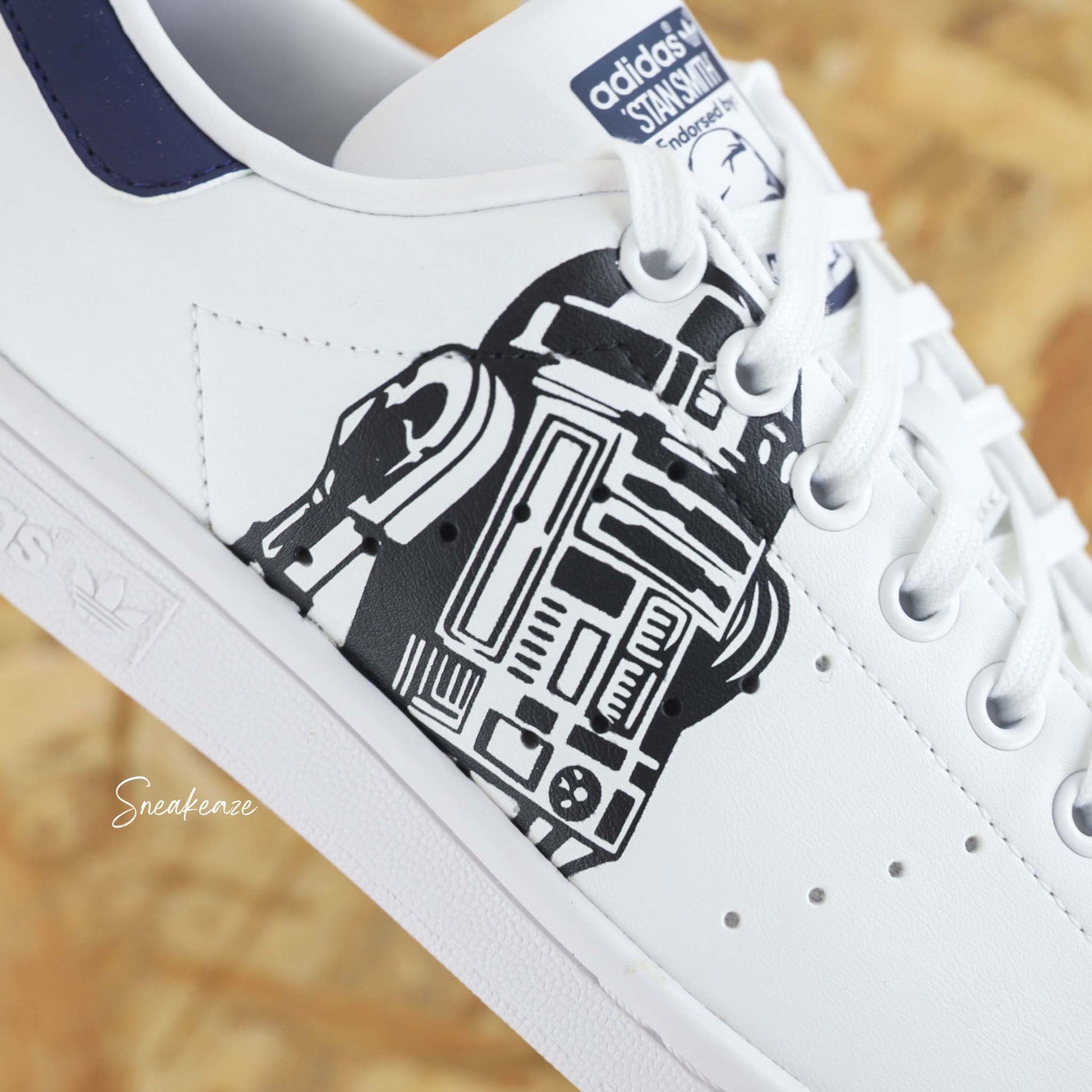 Baskets Adidas Stan Smith custom dessin R2d2 et baby Yoda sur côtés extérieurs de la célèbre saga Star wars - Modèle fait-main 