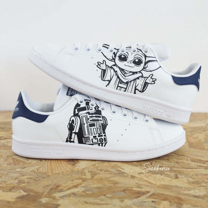 Baskets Adidas Stan Smith custom dessin R2d2 et baby Yoda sur côtés extérieurs de la célèbre saga Star wars - Modèle fait-main 