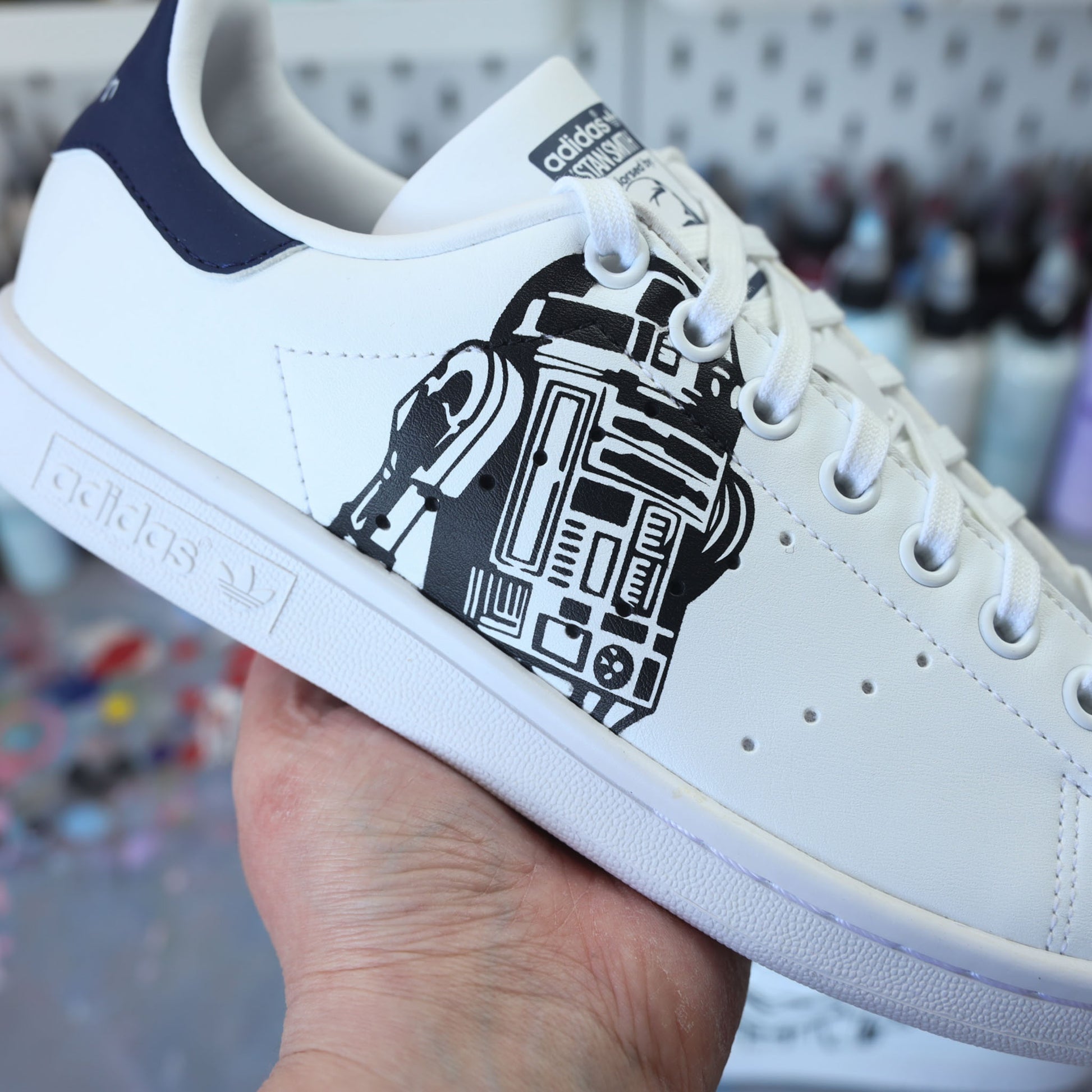 Baskets Adidas Stan Smith custom dessin R2d2 et baby Yoda sur côtés extérieurs de la célèbre saga Star wars - Modèle fait-main 