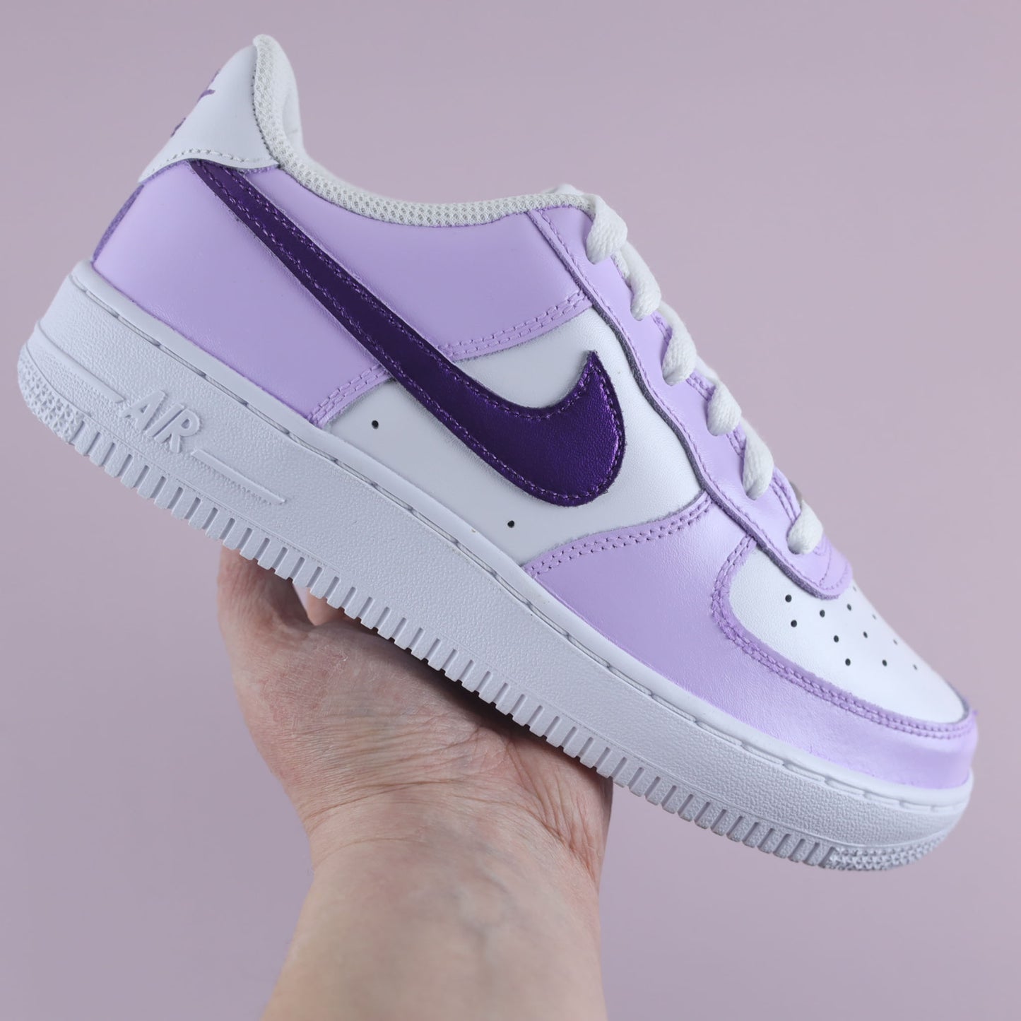 baskets nike Air Force 1 custom - sneakers personnalisées à la main peinture waterproof - couleur violet métallisé et lila pastel lavande - sand et or sneakeaze custom skz