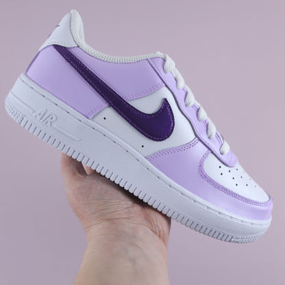 baskets nike Air Force 1 custom - sneakers personnalisées à la main peinture waterproof - couleur violet métallisé et lila pastel lavande - sand et or sneakeaze custom skz