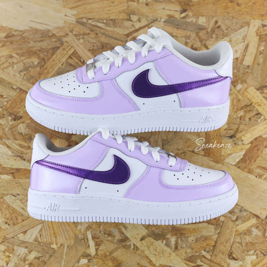 baskets nike Air Force 1 custom - sneakers personnalisées à la main peinture waterproof - couleur violet métallisé et lila pastel lavande - sand et or sneakeaze custom skz