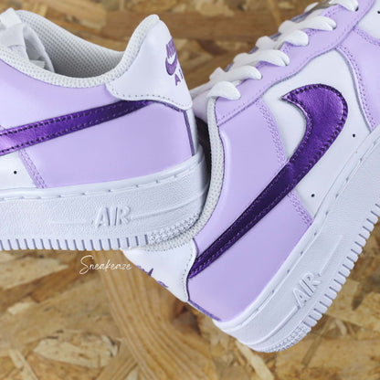 baskets nike Air Force 1 custom - sneakers personnalisées à la main peinture waterproof - couleur violet métallisé et lila pastel lavande - sand et or sneakeaze custom skz