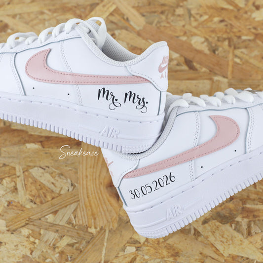Air Force 1 custom mariage Mr & Mrs, baskets Nike pastel rose avec date personnalisée, modèle unique pour mariage
