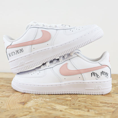 Air Force 1 custom mariage Mr & Mrs, baskets Nike pastel rose avec date personnalisée, modèle unique pour mariage

