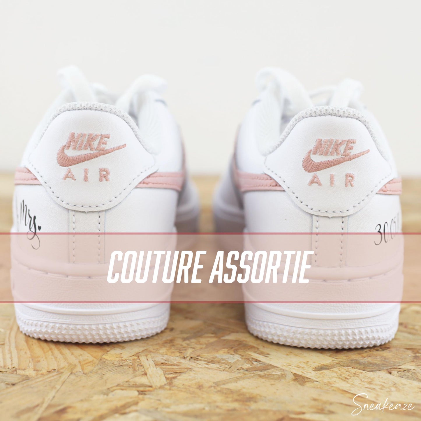Air Force 1 custom mariage Mr & Mrs, baskets Nike pastel rose avec date personnalisée, modèle unique pour mariage
