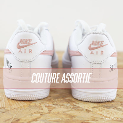 Air Force 1 custom mariage Mr & Mrs, baskets Nike pastel rose avec date personnalisée, modèle unique pour mariage
