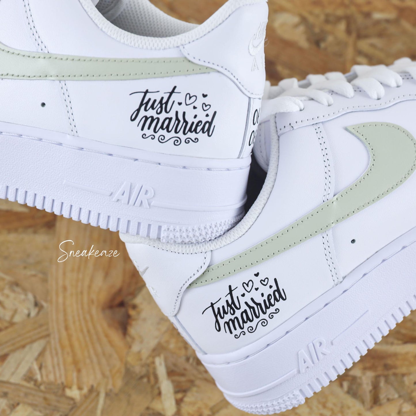 Nike Air Force 1 custom, paire de sneakers pour mariage inscription de la phrase "just married" avec les initiales et la date du jour J à l'arrière des baskets couleur vert sauge. Sneakeaze customs - skz wedding 