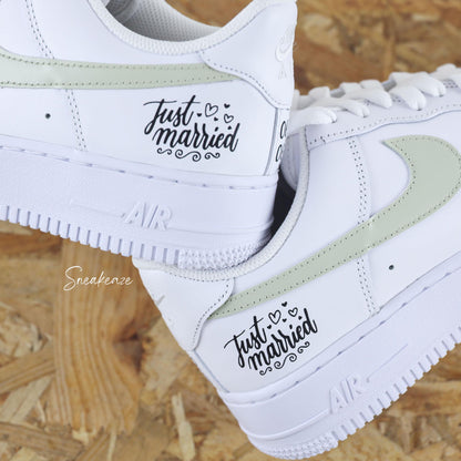Nike Air Force 1 custom, paire de sneakers pour mariage inscription de la phrase "just married" avec les initiales et la date du jour J à l'arrière des baskets couleur vert sauge. Sneakeaze customs - skz wedding 