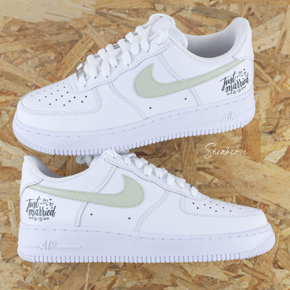 Nike Air Force 1 custom, paire de sneakers pour mariage inscription de la phrase "just married" avec les initiales et la date du jour J à l'arrière des baskets couleur vert sauge. Sneakeaze customs - skz wedding 