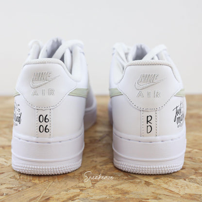 Nike Air Force 1 custom, paire de sneakers pour mariage inscription de la phrase "just married" avec les initiales et la date du jour J à l'arrière des baskets couleur vert sauge. Sneakeaze customs - skz wedding 