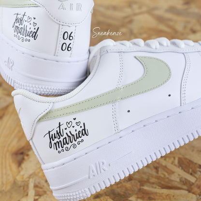 Nike Air Force 1 custom, paire de sneakers pour mariage inscription de la phrase "just married" avec les initiales et la date du jour J à l'arrière des baskets couleur vert sauge. Sneakeaze customs - skz wedding 