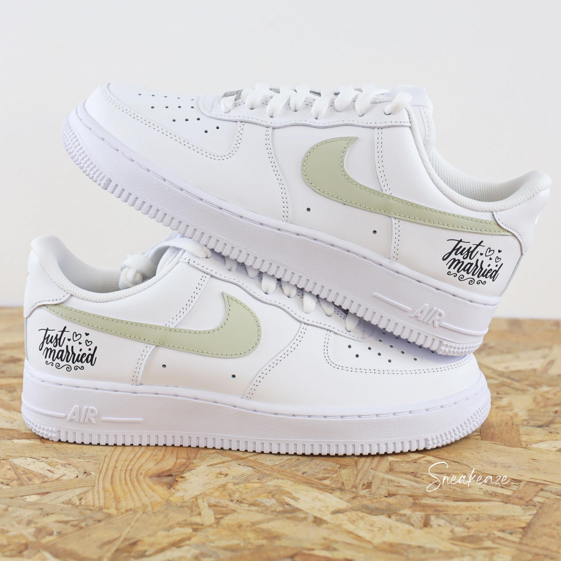 Nike Air Force 1 custom, paire de sneakers pour mariage inscription de la phrase "just married" avec les initiales et la date du jour J à l'arrière des baskets couleur vert sauge. Sneakeaze customs - skz wedding 