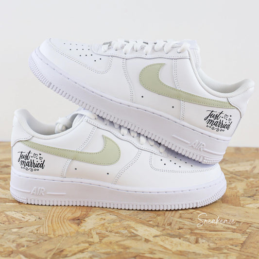 Nike Air Force 1 custom, paire de sneakers pour mariage inscription de la phrase "just married" avec les initiales et la date du jour J à l'arrière des baskets couleur vert sauge. Sneakeaze customs - skz wedding 