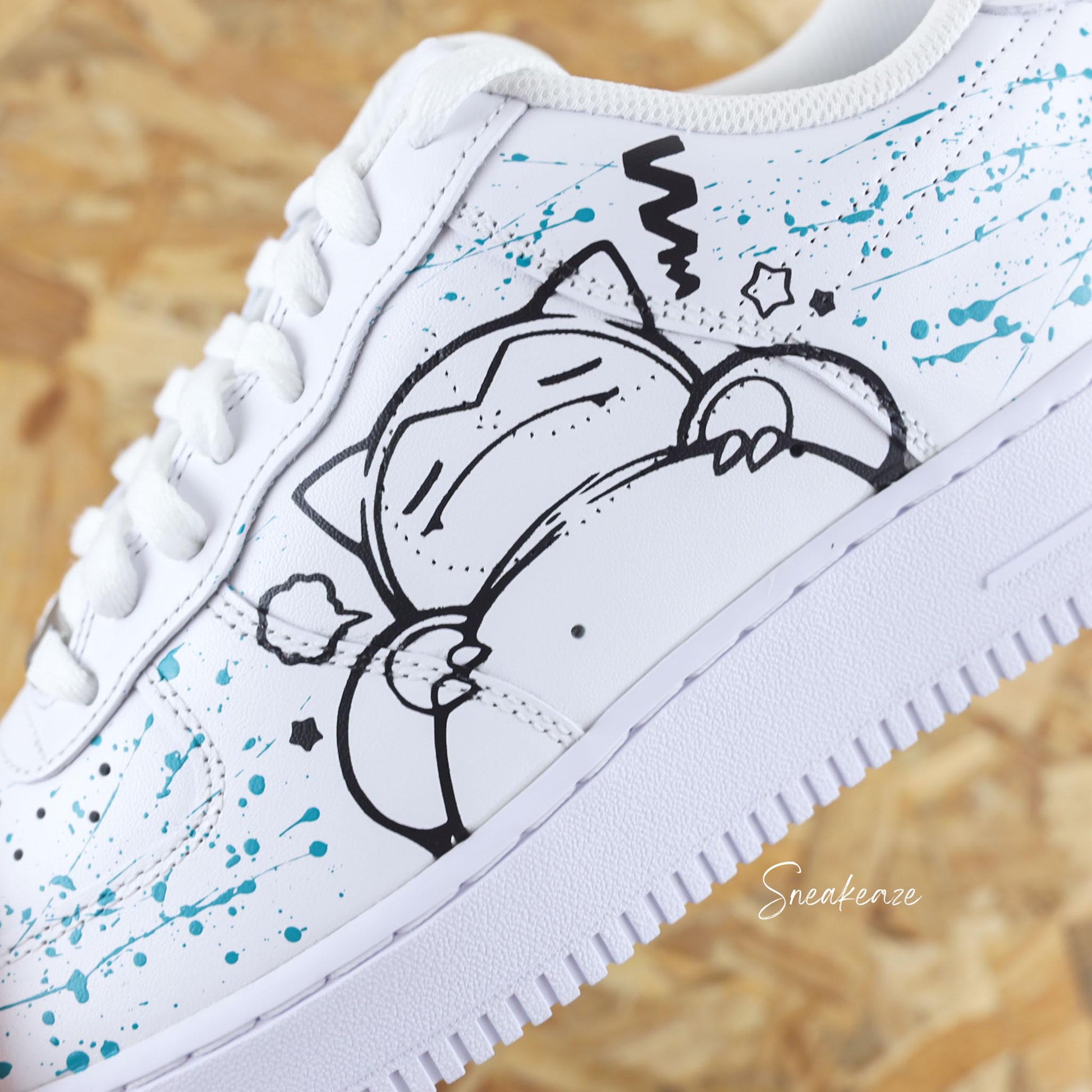 Baskets Nike Air force 1 Pokémon ronflex peint à la main sur les côtés extérieurs avec splash turquoise - sneakeaze custom