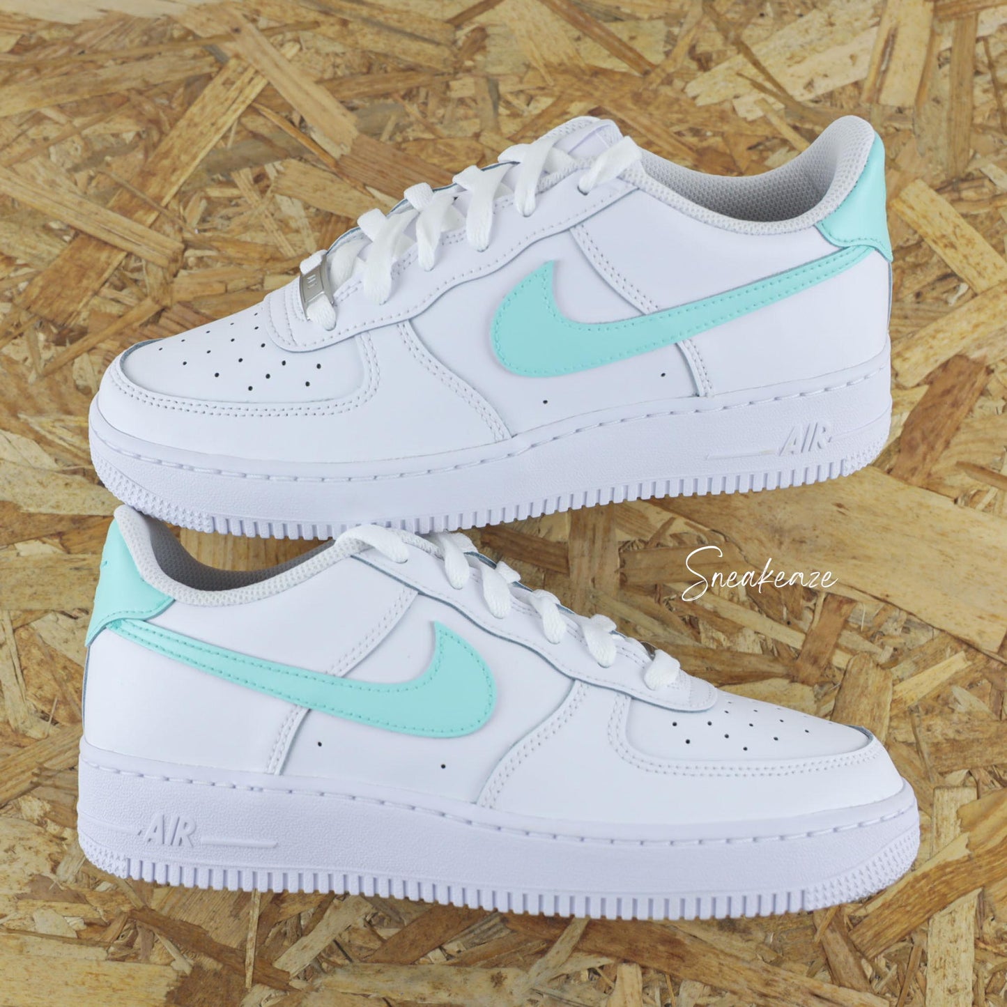 Baskets Nike Air force 1 custom - swoosh & arrière vert d'eau pastel sneakeaze customs skz