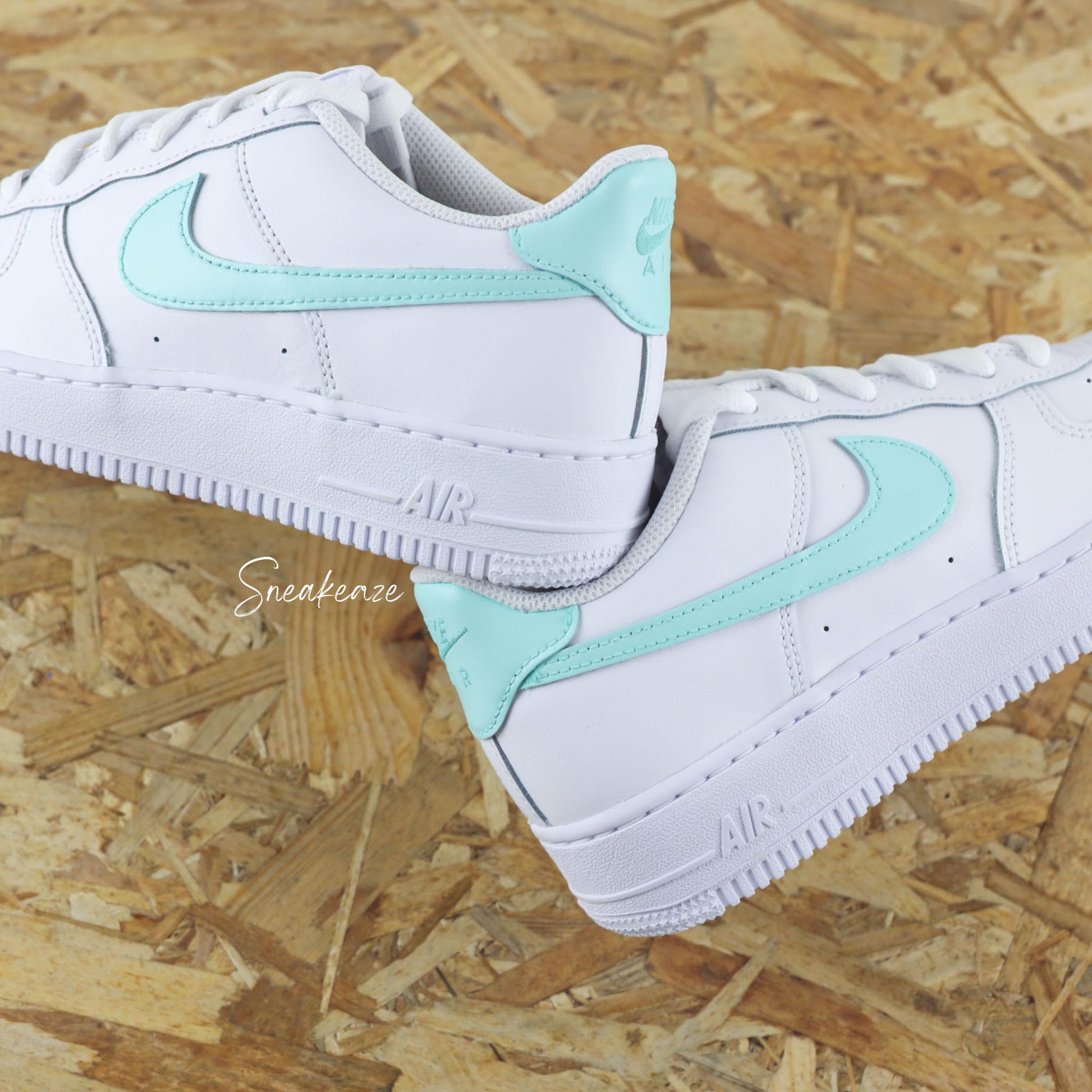 Baskets Nike Air force 1 custom - swoosh & arrière vert d'eau pastel sneakeaze customs skz