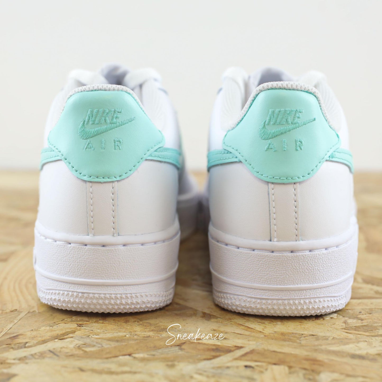 Baskets Nike Air force 1 custom - swoosh & arrière vert d'eau pastel sneakeaze customs skz