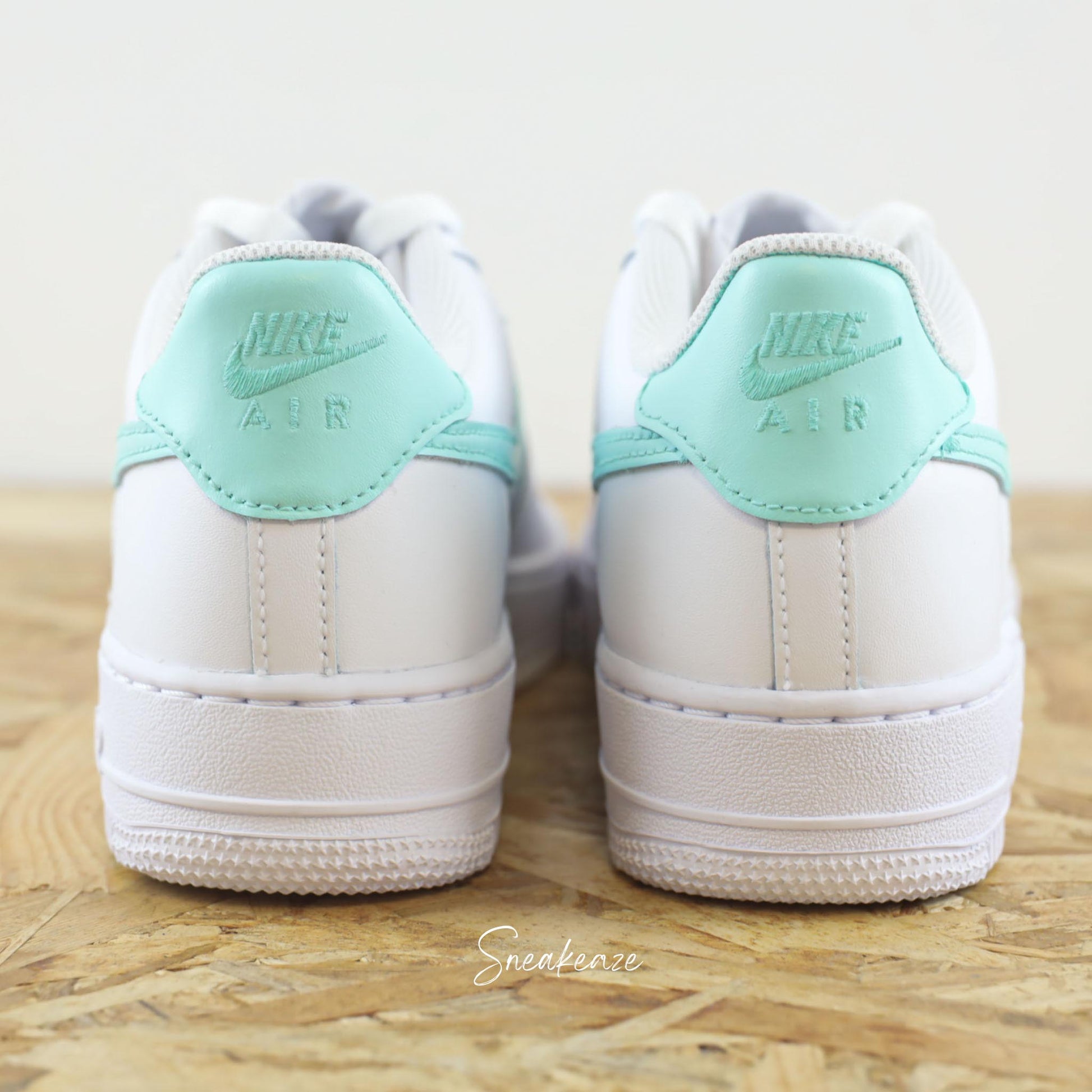 Baskets Nike Air force 1 custom - swoosh & arrière vert d'eau pastel sneakeaze customs skz