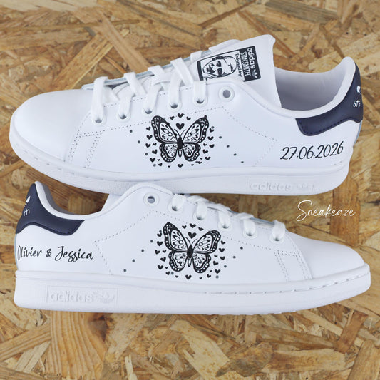 baskets Adidas stan smith custom mariage papillon et coeur - inscription prénoms et date du mariage - talon également peint à la main sneakeaze custom