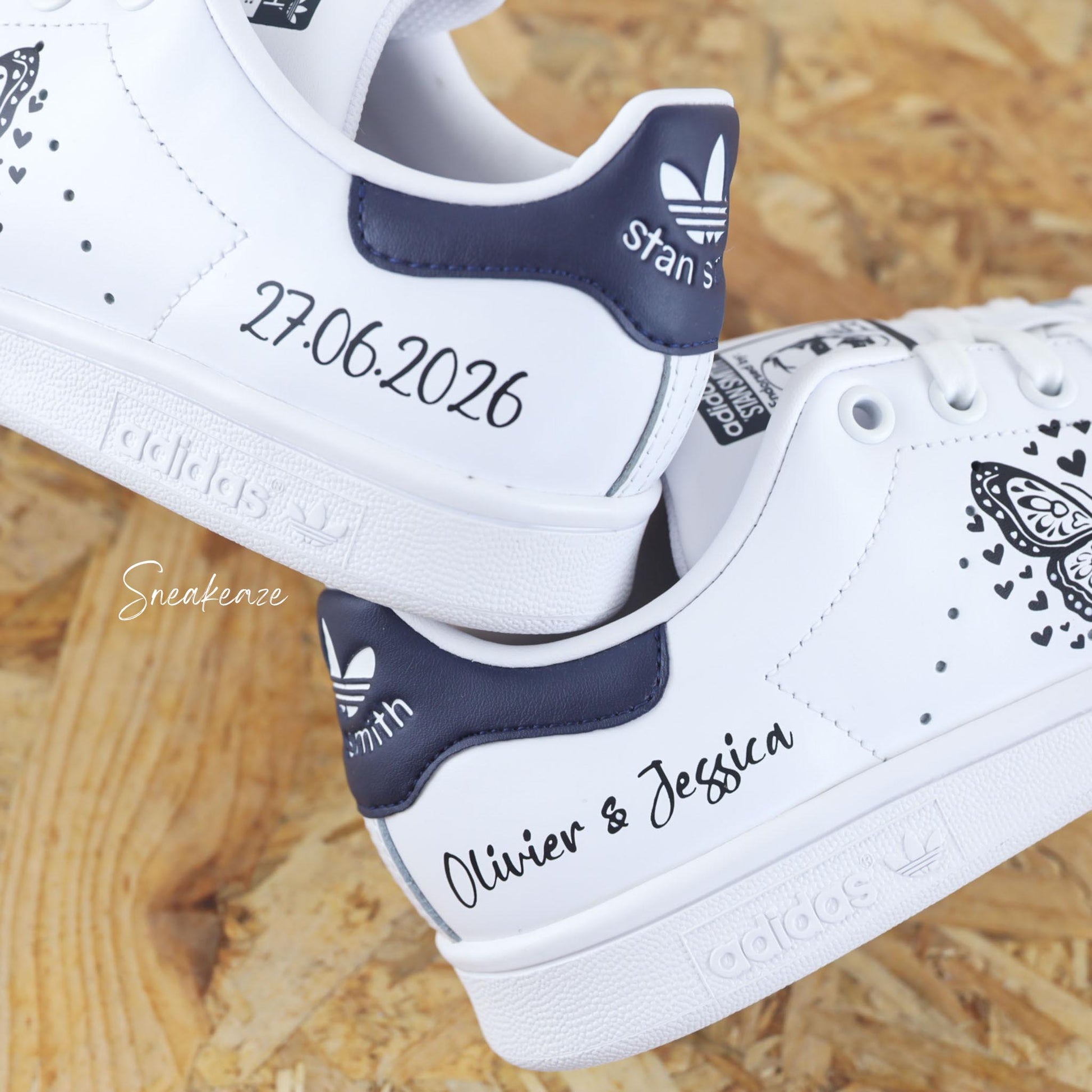 baskets Adidas stan smith custom mariage papillon et coeur - inscription prénoms et date du mariage - talon également peint à la main sneakeaze custom