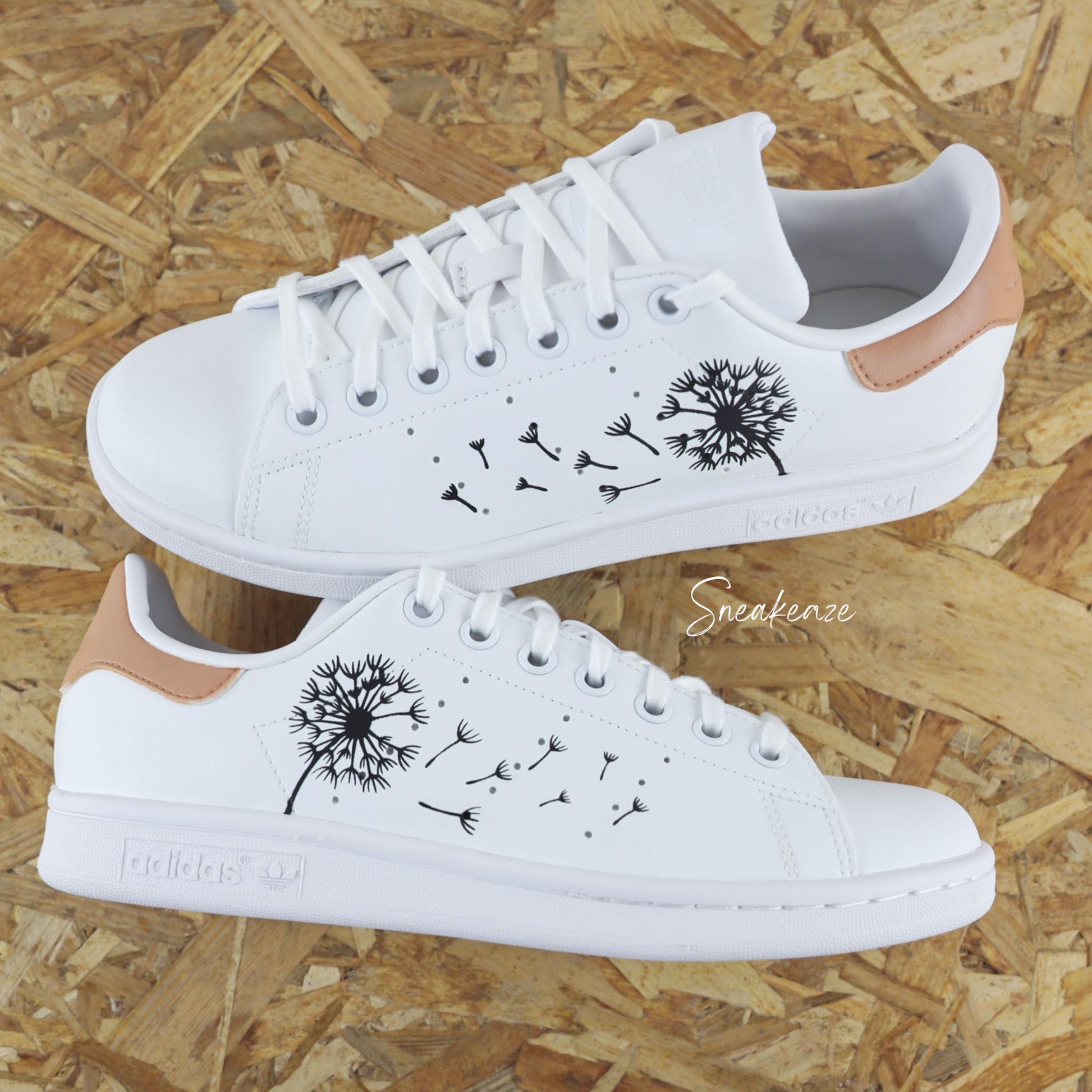 Baskets adidas stan smith custom dessin pissenlit avec talon de couleur terracotta pastel peint à la main - sneakeaze custom