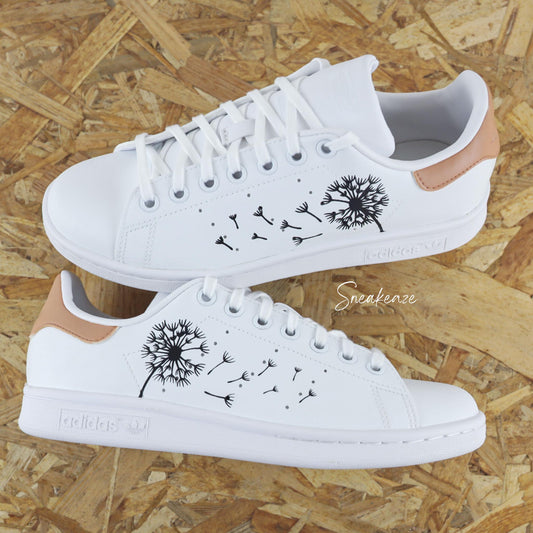 Baskets adidas stan smith custom dessin pissenlit avec talon de couleur terracotta pastel peint à la main - sneakeaze custom