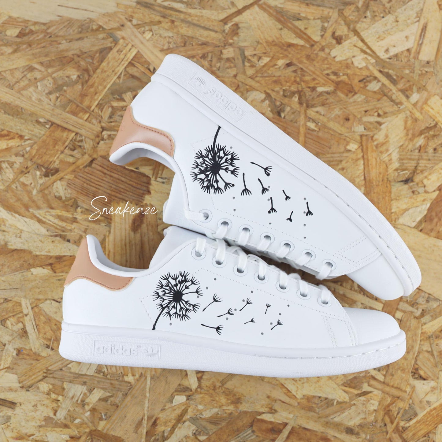 Baskets adidas stan smith custom dessin pissenlit avec talon de couleur terracotta pastel peint à la main - sneakeaze custom