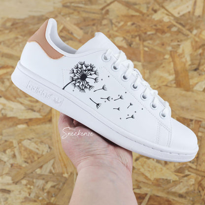 Baskets adidas stan smith custom dessin pissenlit avec talon de couleur terracotta pastel peint à la main - sneakeaze custom