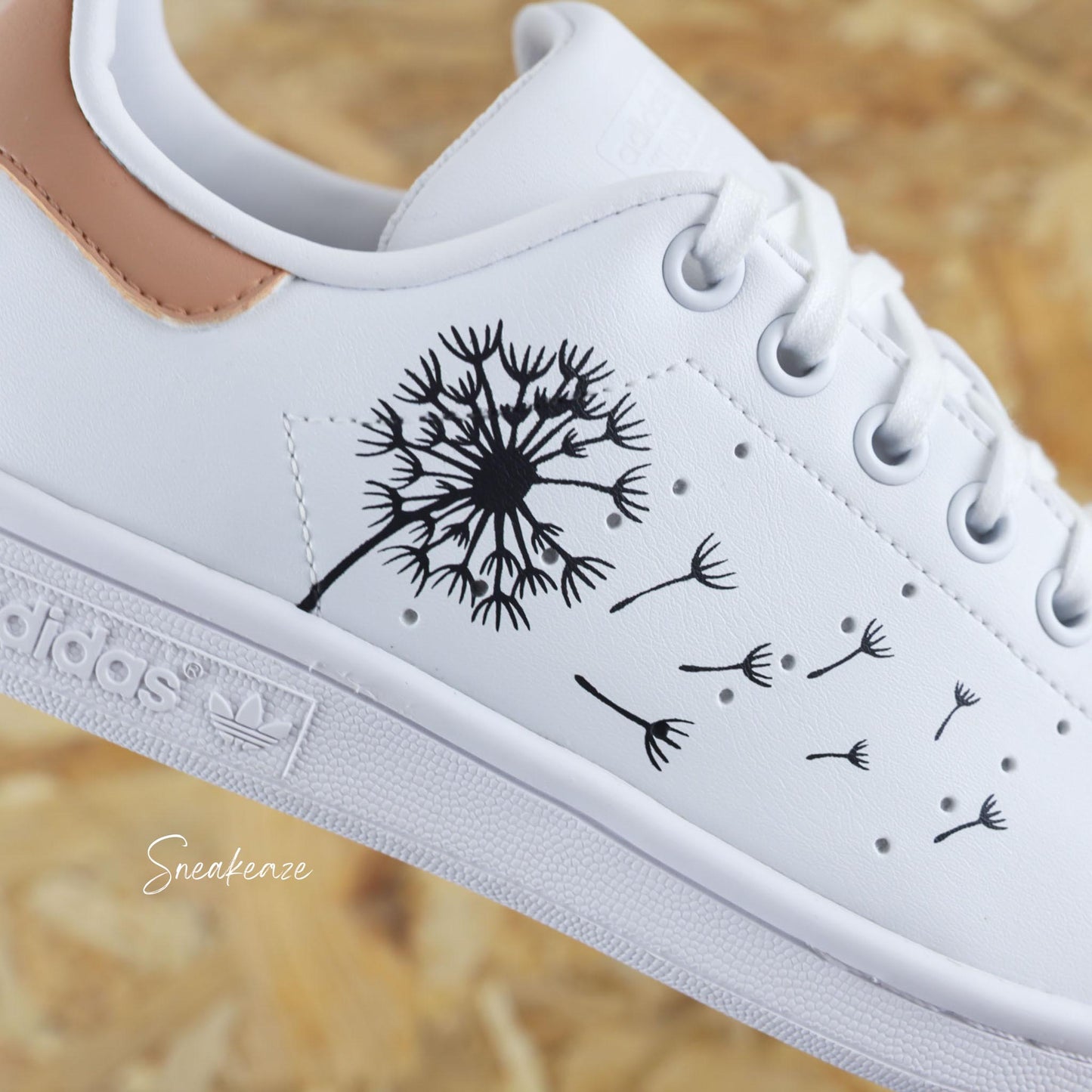 Baskets adidas stan smith custom dessin pissenlit avec talon de couleur terracotta pastel peint à la main - sneakeaze custom