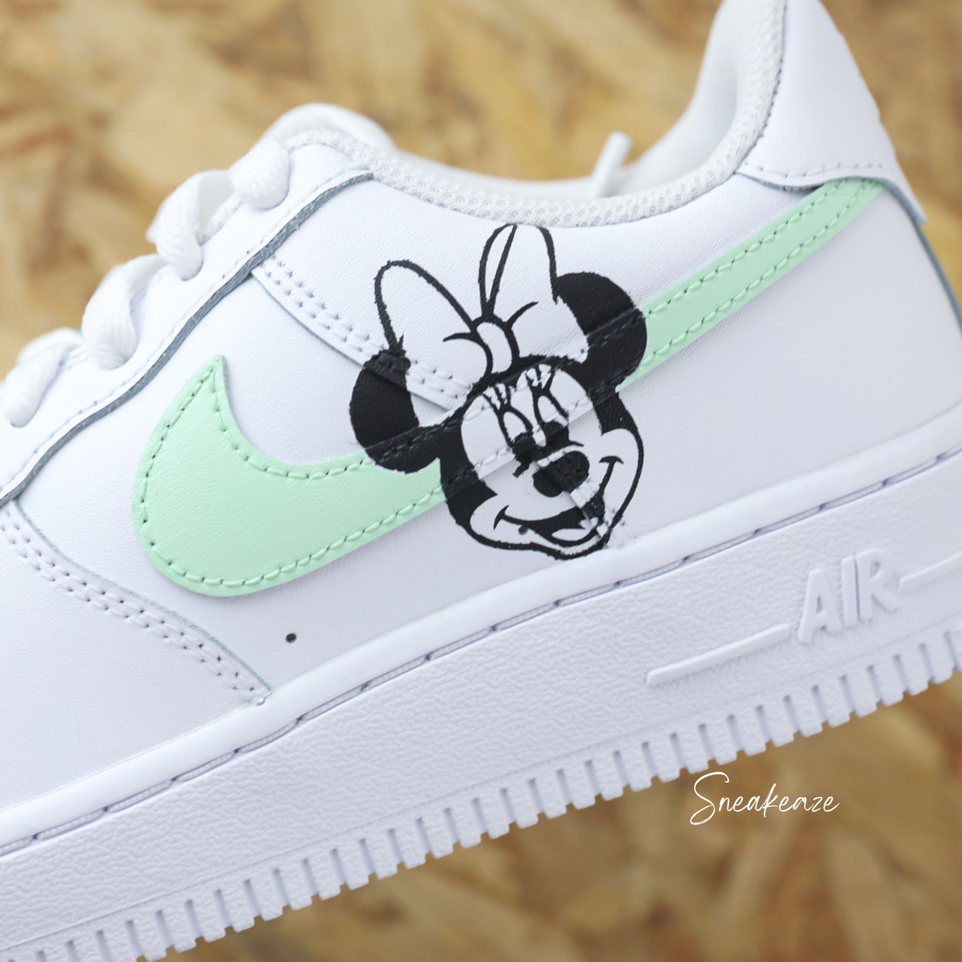 baskets nike air force 1 personnalisées - sneakers mickey et minnie disney custom couleur pastel sneakeaze customs skz
