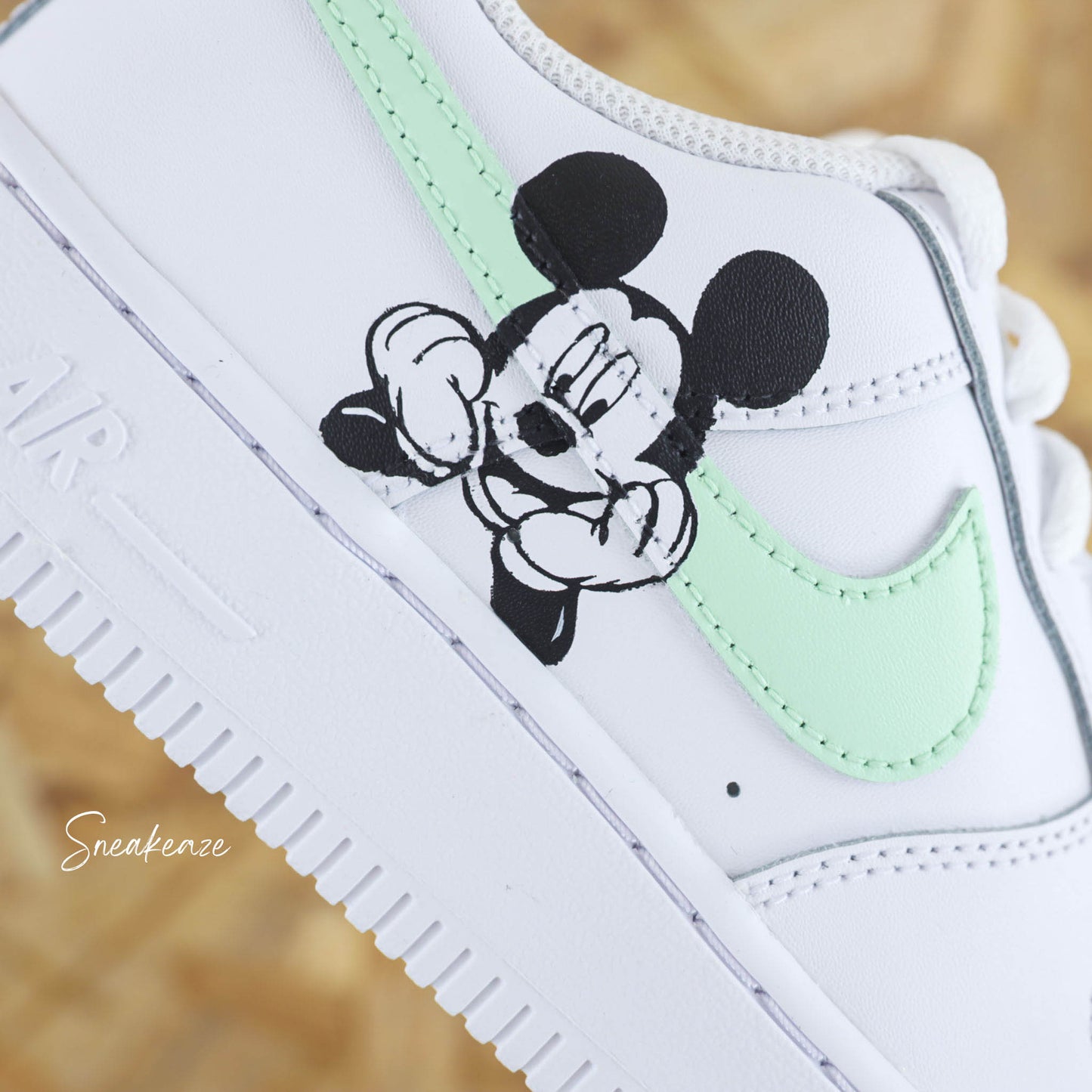 baskets nike air force 1 personnalisées - sneakers mickey et minnie disney custom couleur pastel sneakeaze customs skz