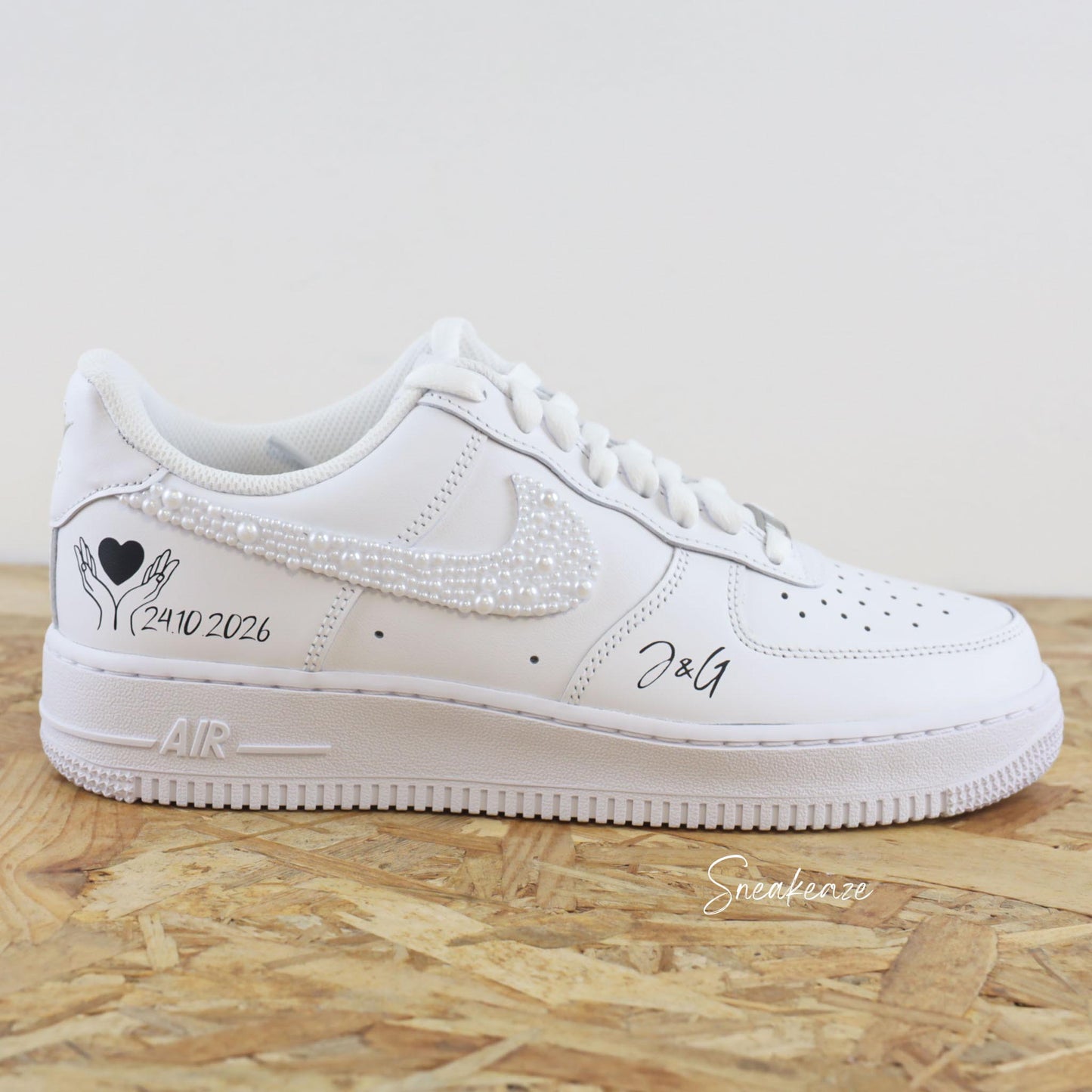 Perles - WEDDING CUSTOM nike Air force 1 custom nacrées pour mariage pour mariée , Chaussures personnalisées initiales et date just married