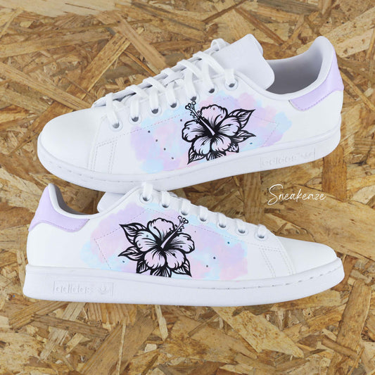 Baskets Adidas Stan Smith custom dessin de fleurs hibiscus, effet aquarelle rose peint à la main couleurs pastel - sneakeaze customs