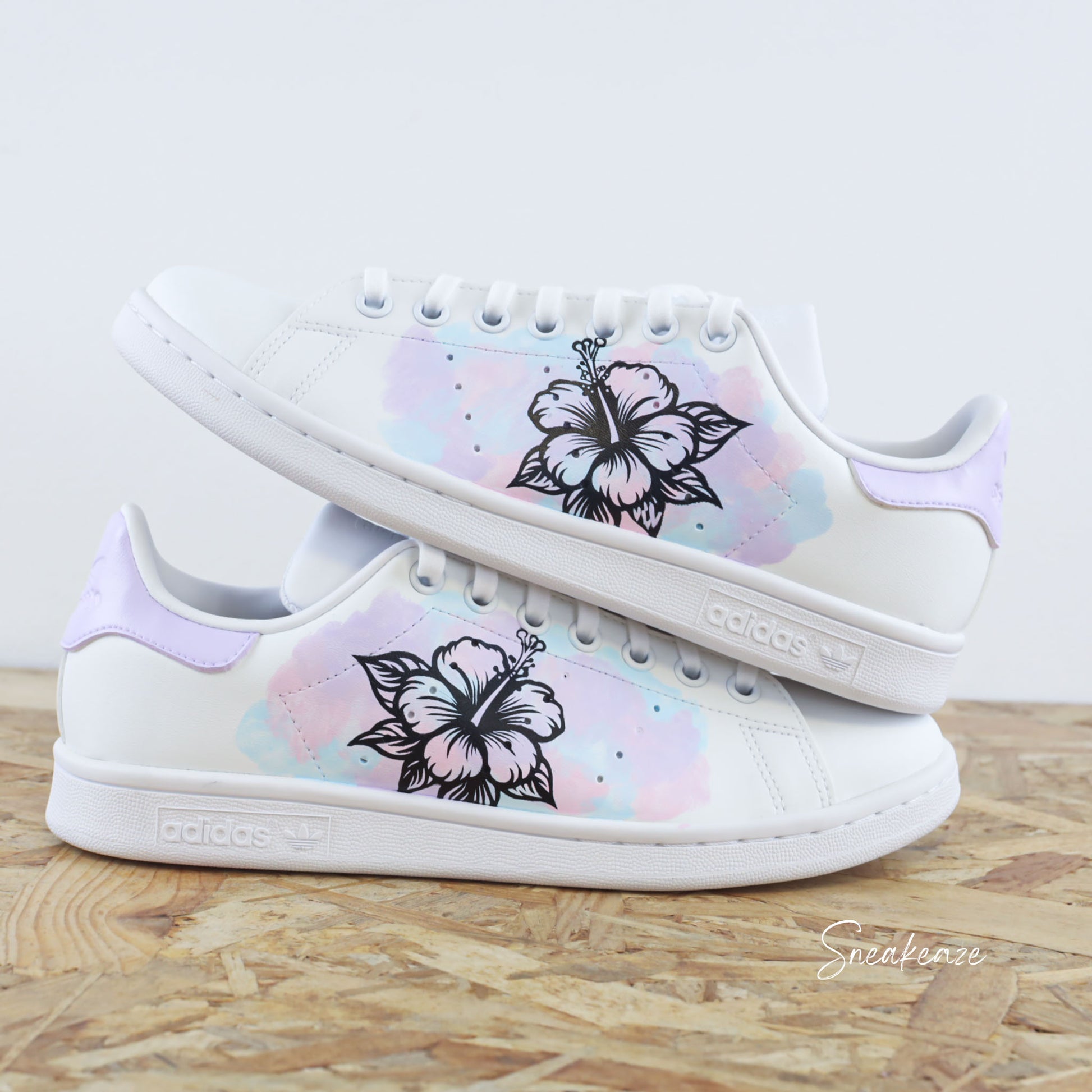 Baskets Adidas Stan Smith custom dessin de fleurs hibiscus, effet aquarelle rose peint à la main couleurs pastel - sneakeaze customs