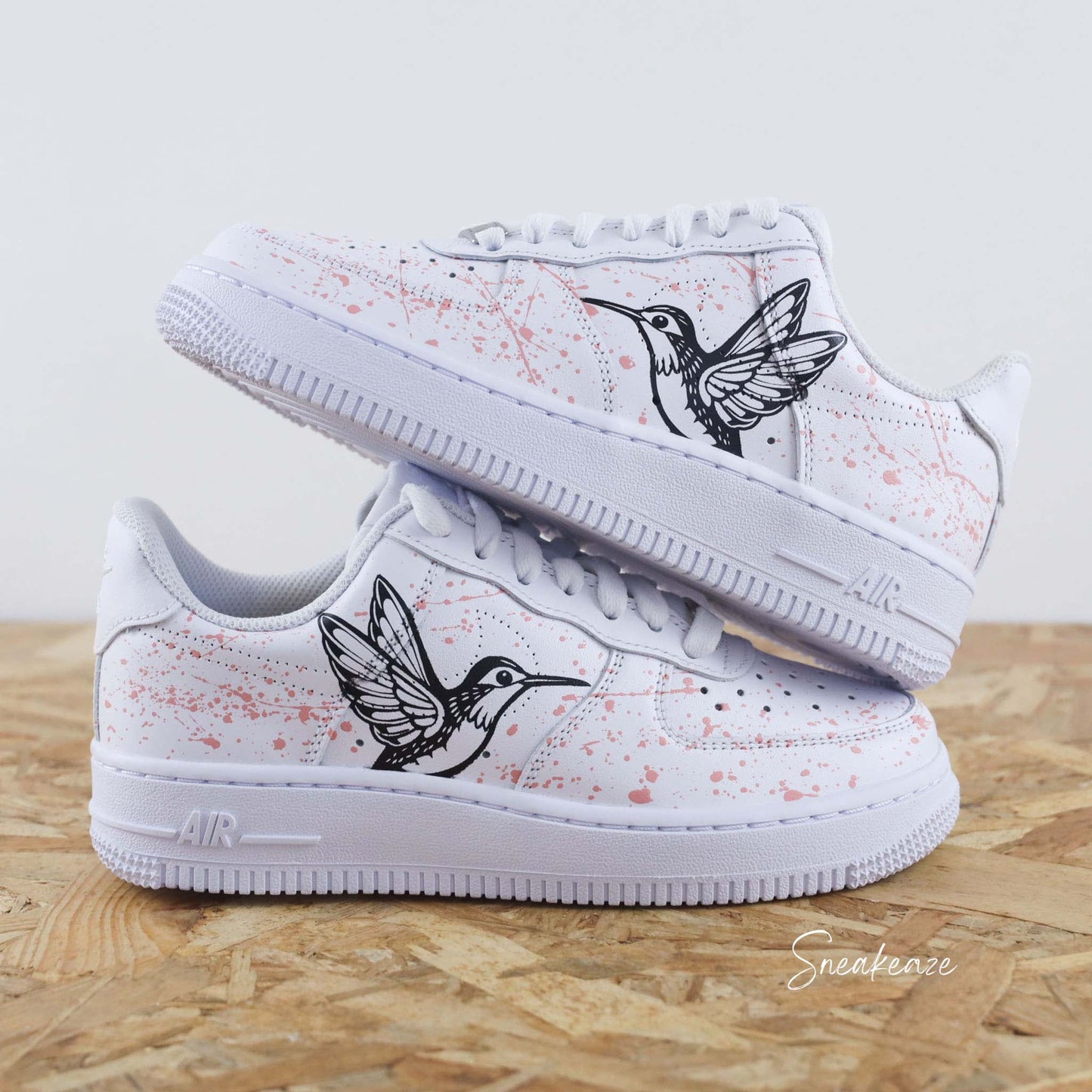 Air Force 1 custom Hummingbird Splash, baskets Nike avec dessin de colibri et éclaboussures pastel, modèle unique pour fans de nature