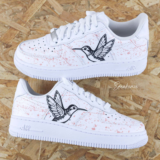Air Force 1 custom Hummingbird Splash, baskets Nike avec dessin de colibri et éclaboussures pastel, modèle unique pour fans de nature
